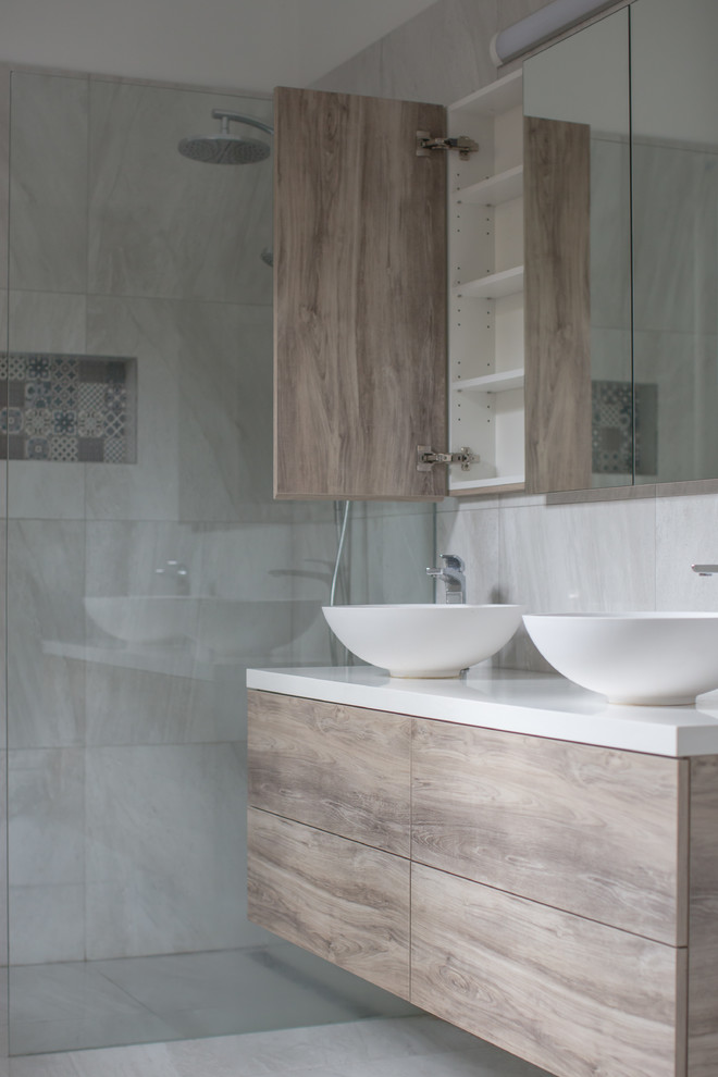 This is an example of a contemporary bathroom in Melbourne.