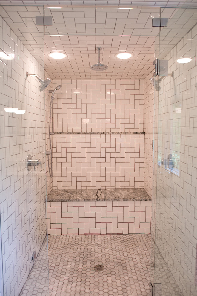 Exempel på ett mellanstort industriellt en-suite badrum, med skåp i shakerstil, vita skåp, en dubbeldusch, en toalettstol med hel cisternkåpa, vit kakel, tunnelbanekakel, grå väggar, marmorgolv, ett undermonterad handfat och granitbänkskiva