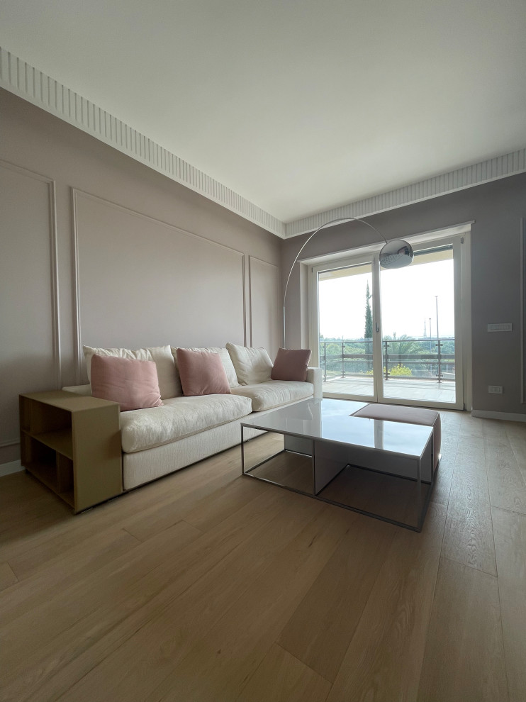Mittelgroßes, Offenes Modernes Wohnzimmer mit hellem Holzboden, Tunnelkamin, gefliester Kaminumrandung und vertäfelten Wänden in Rom