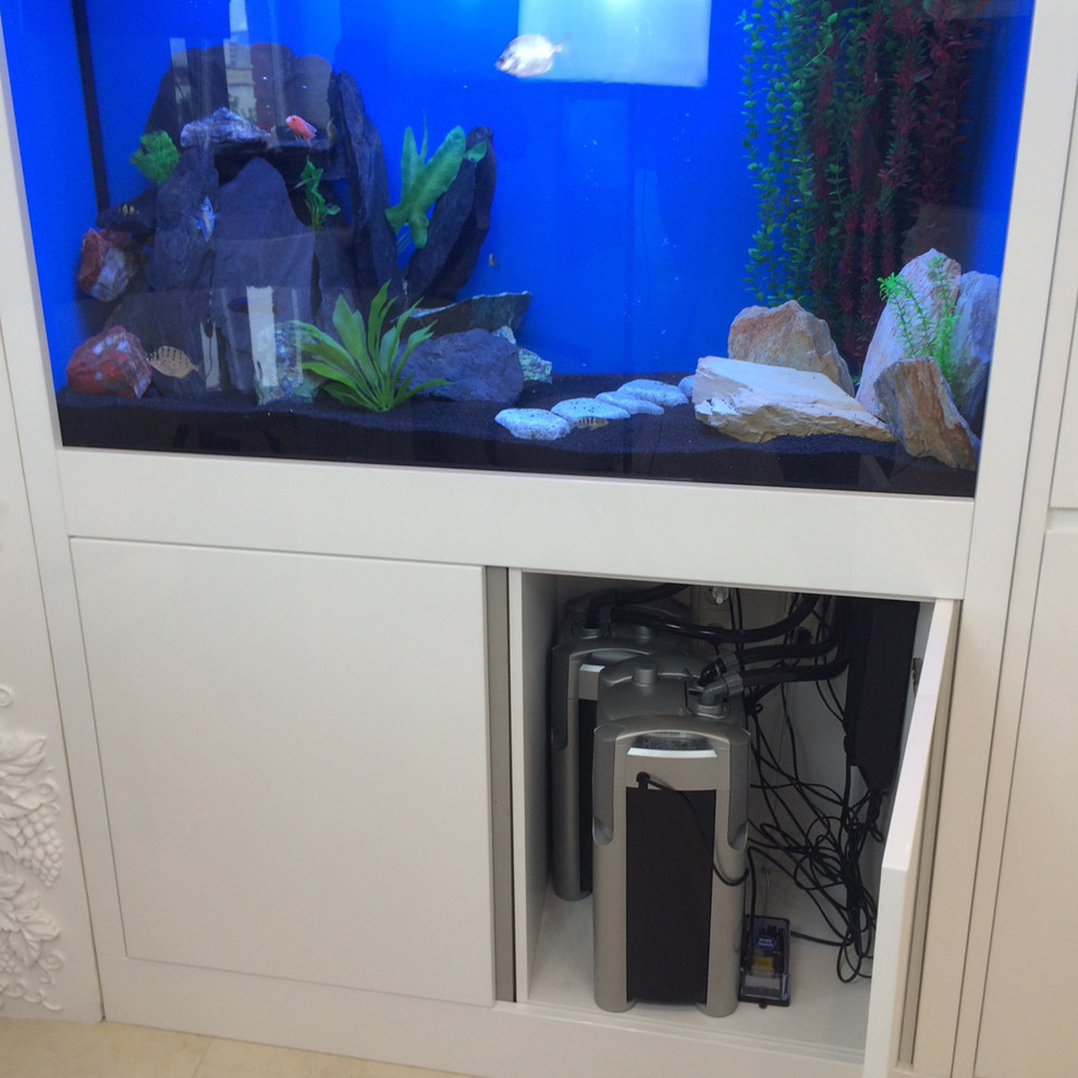 Кухня-волна, совмещенная с аквариумами