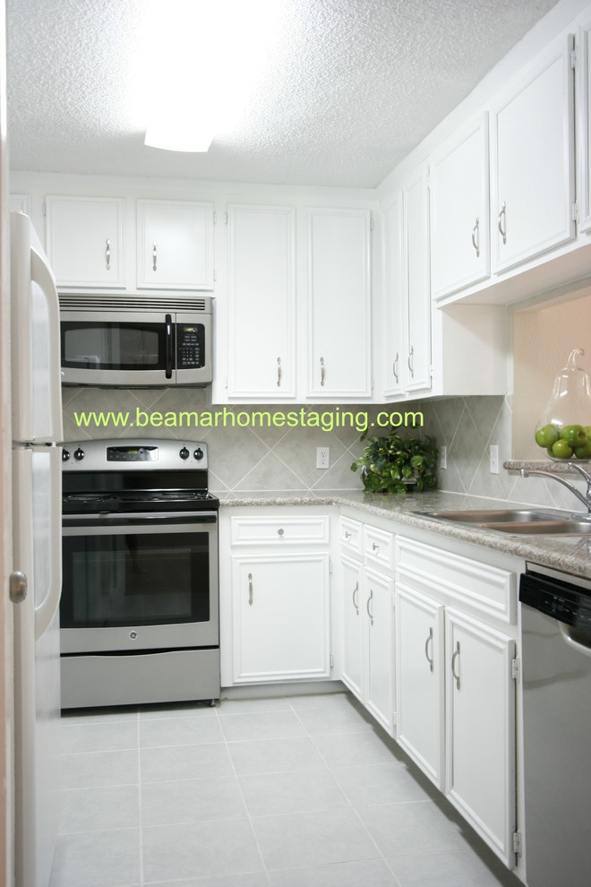 Photo of a small modern kitchen in Houston.
