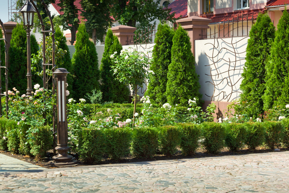 Розарий в частном саду