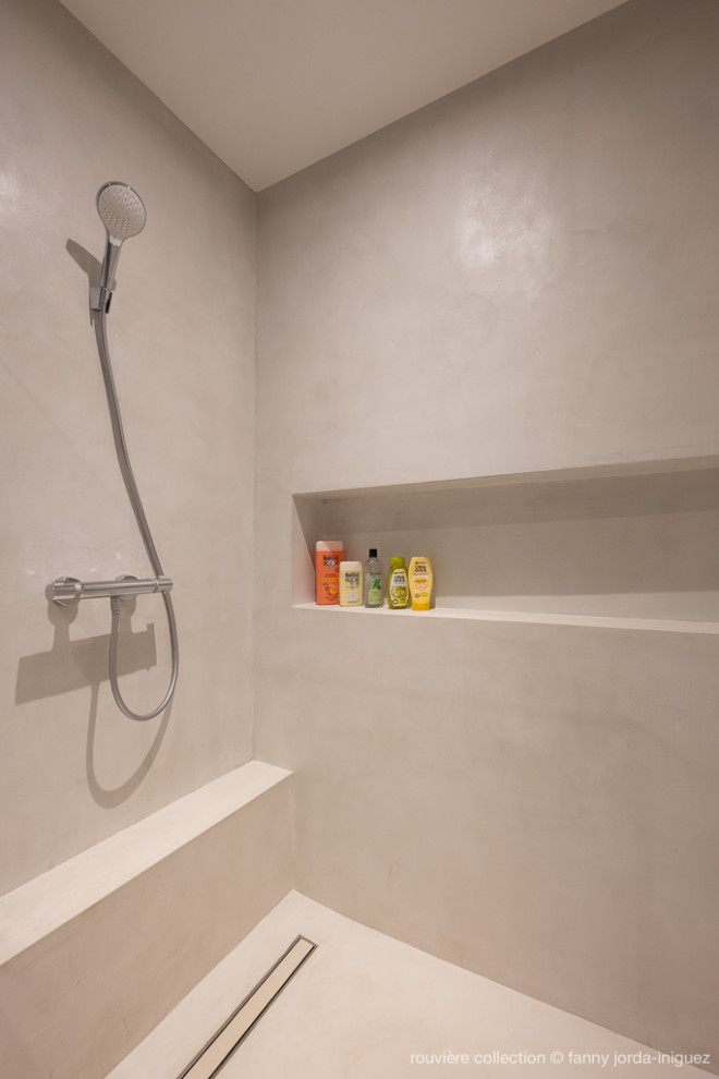 На фото: ванная комната в современном стиле с душем без бортиков, серой плиткой, серыми стенами, бетонным полом, серым полом и нишей с
