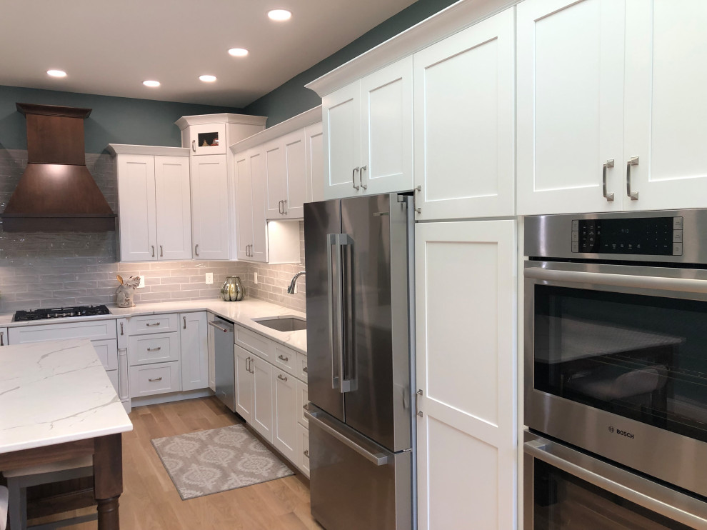 Transitional kitchen photo in Cincinnati
