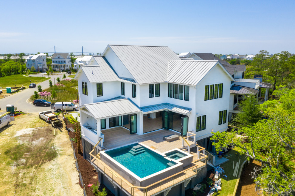 Zweistöckiges Modernes Einfamilienhaus mit weißer Fassadenfarbe, Blechdach und grauem Dach in Charleston