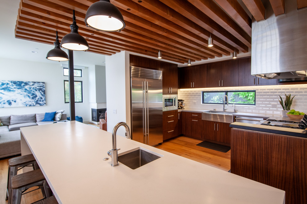 This is an example of a large modern kitchen in Austin.