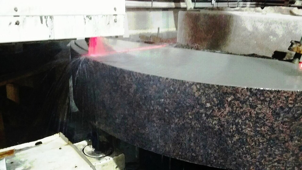 Режем бордюры радиусной формы для  клумб и цветников, производим вазоны (улица)