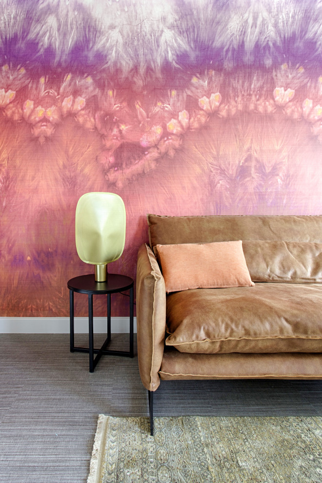 Стильный дизайн: маленькая открытая гостиная комната в стиле фьюжн с розовыми стенами, полом из винила, бежевым полом и обоями на стенах без телевизора для на участке и в саду - последний тренд