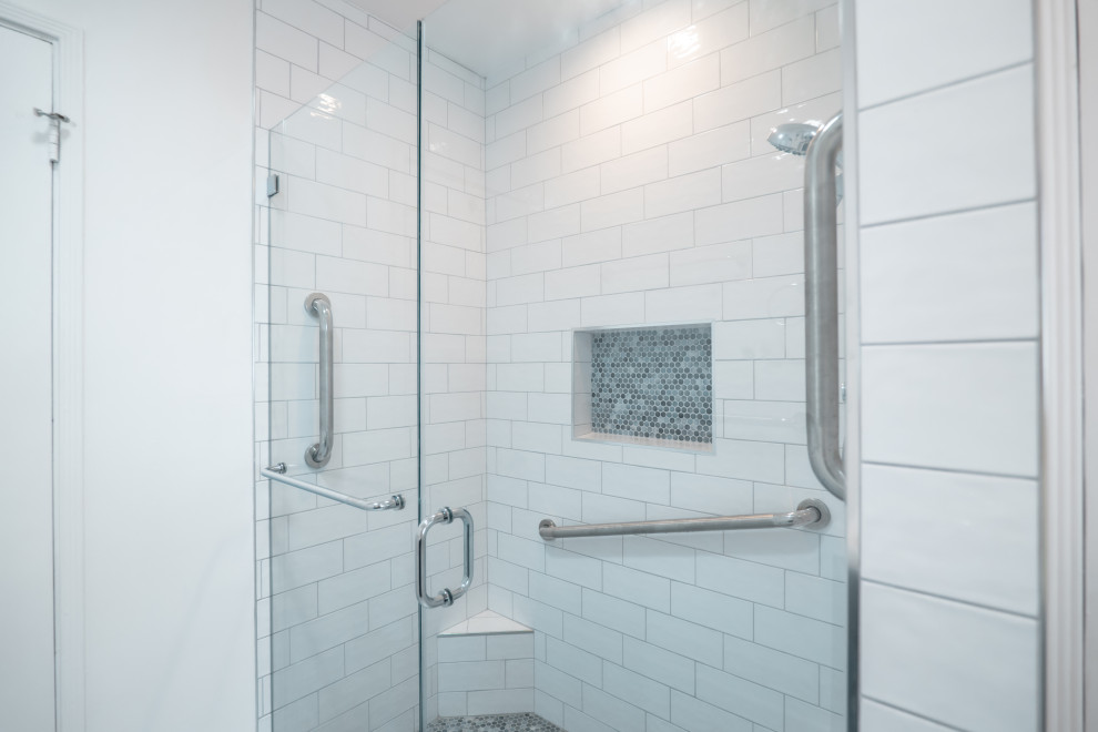 Стильный дизайн: ванная комната среднего размера в стиле модернизм с фасадами с выступающей филенкой, коричневыми фасадами, угловым душем, унитазом-моноблоком, белой плиткой, плиткой кабанчик, белыми стенами, полом из цементной плитки, душевой кабиной, столешницей из кварцита, синим полом, душем с распашными дверями, белой столешницей, нишей, тумбой под одну раковину и встроенной тумбой - последний тренд