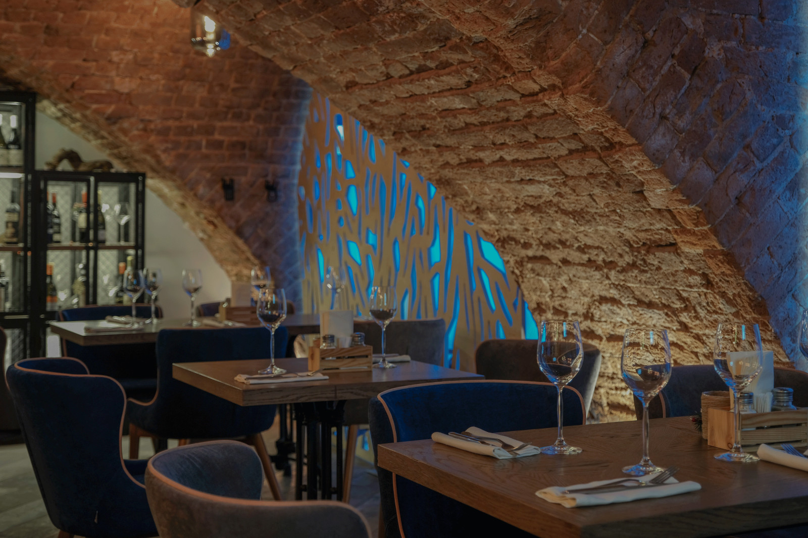 Винный погреб с барной стойкой из дров и камином