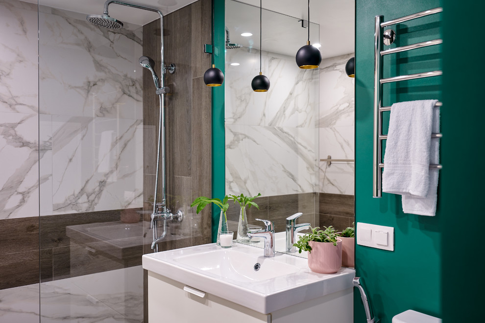 На берегу лесного ручья