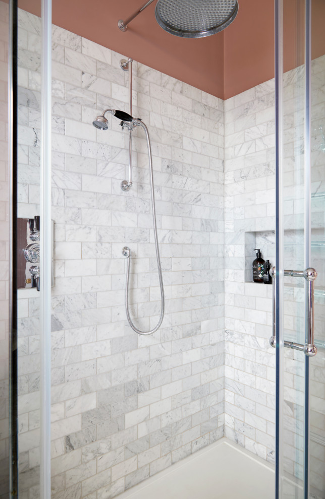 Foto på ett stort funkis grå en-suite badrum, med rosa väggar, marmorbänkskiva, luckor med infälld panel, ett fristående badkar, en öppen dusch, en toalettstol med separat cisternkåpa, klinkergolv i porslin, ett undermonterad handfat, grått golv och dusch med gångjärnsdörr