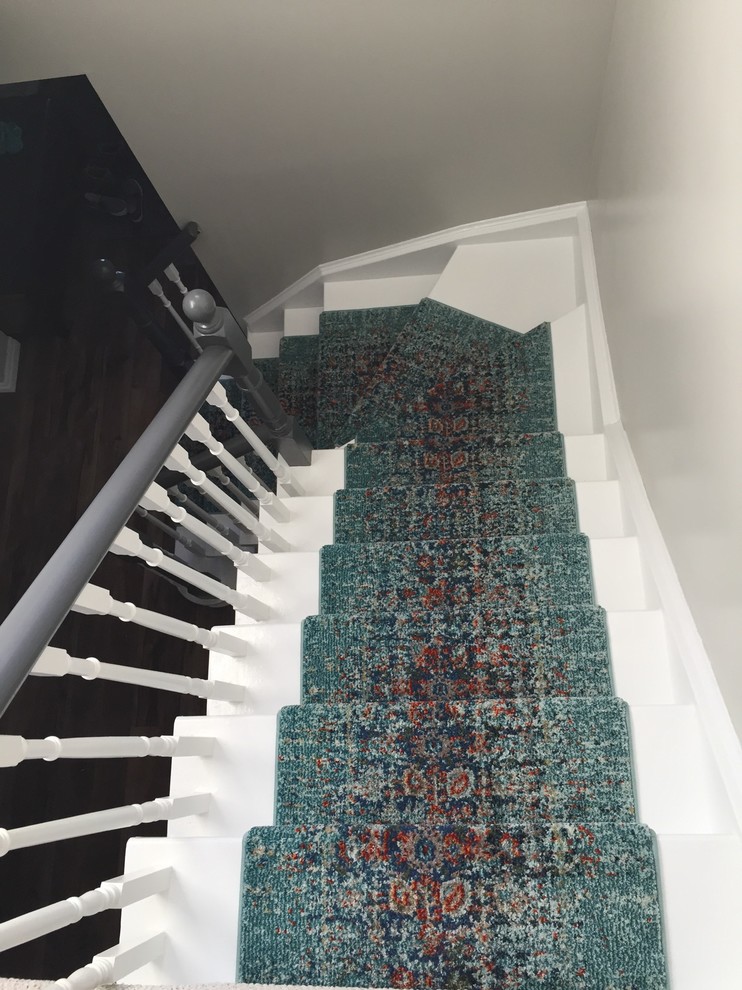 Inspiration pour un petit escalier peint courbe bohème avec des marches en bois peint.
