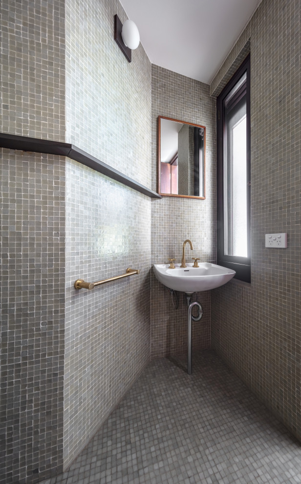 Идея дизайна: ванная комната в стиле ретро с серой плиткой, плиткой мозаикой, полом из мозаичной плитки, подвесной раковиной, серым полом и тумбой под одну раковину