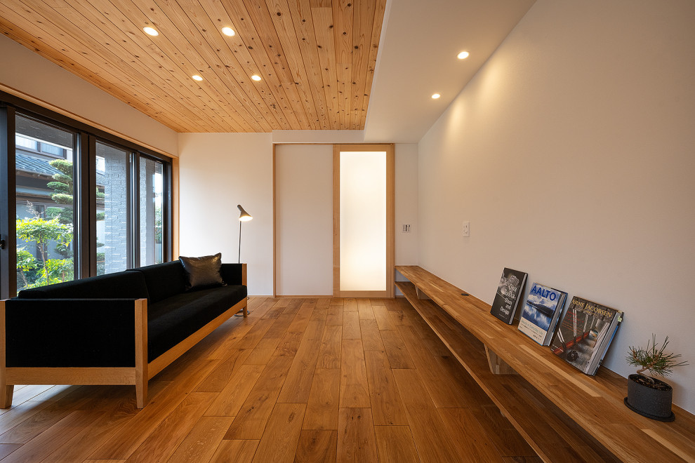 Стильный дизайн: большая открытая гостиная комната в скандинавском стиле с белыми стенами, паркетным полом среднего тона, отдельно стоящим телевизором, коричневым полом, деревянным потолком и обоями на стенах без камина - последний тренд