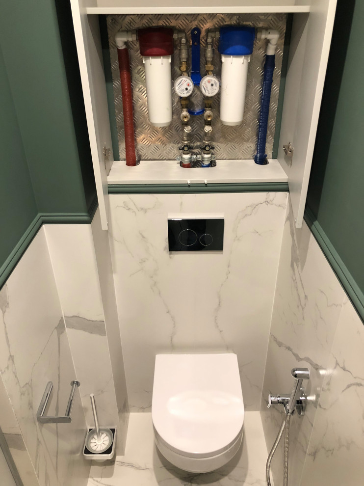 Idéer för ett mellanstort klassiskt toalett, med släta luckor, grå skåp, en vägghängd toalettstol, vit kakel, porslinskakel, gröna väggar, klinkergolv i porslin, ett nedsänkt handfat och vitt golv