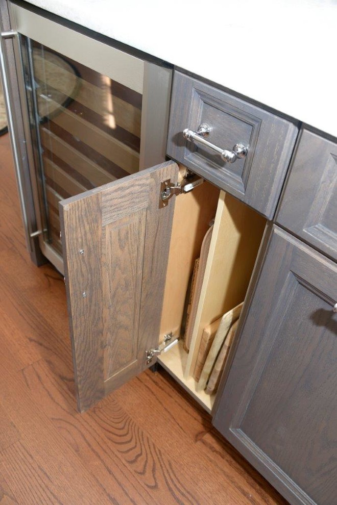 Eat-in kitchen - mid-sized transitional l-shaped medium tone wood floor eat-in kitchen idea in Chicago with recessed-panel cabinets, gray cabinets, quartzite countertops and stainless steel appliances