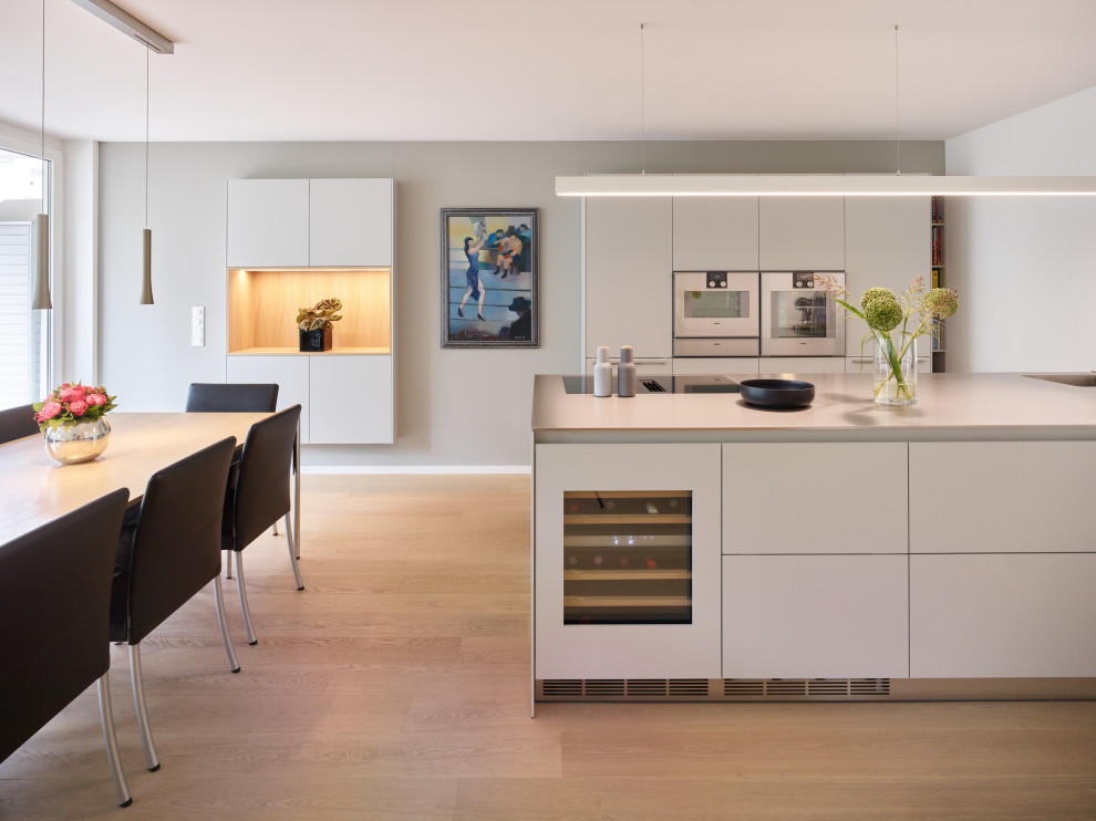 Example of a minimalist kitchen design in Dusseldorf with a peninsula