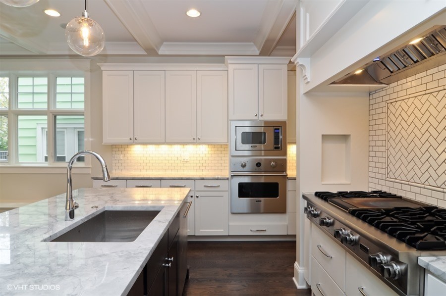 Example of a transitional kitchen design in Chicago