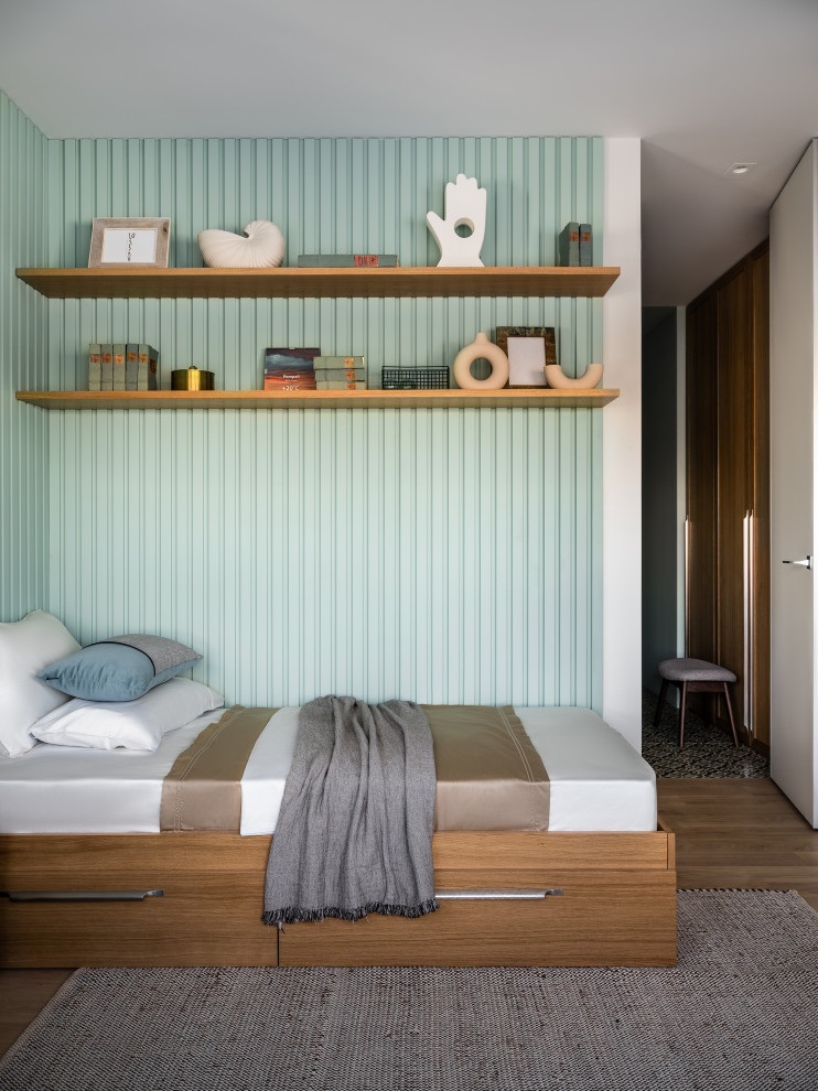 Cette photo montre une petite chambre d'enfant tendance en bois avec un mur vert, parquet clair et un sol beige.