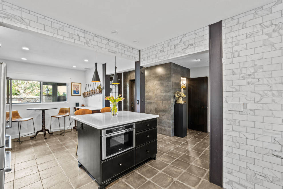 Transitional home design photo in Orange County