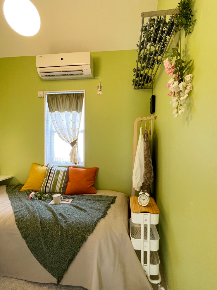 Cette image montre une petite chambre nordique avec un mur vert, un sol en contreplaqué, un sol beige, un plafond en papier peint et du papier peint.