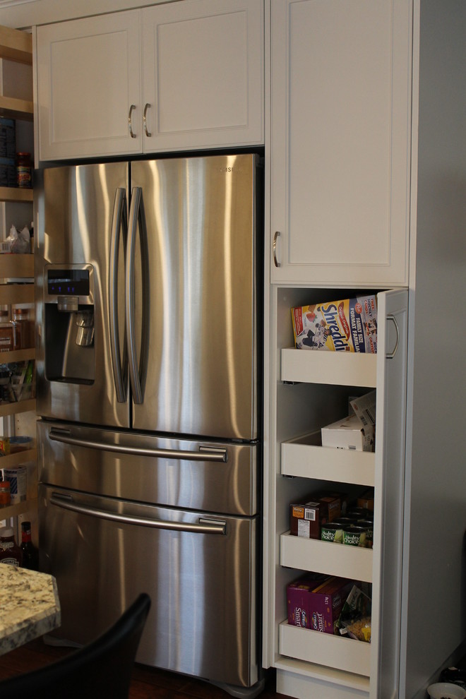 Kitchen - transitional kitchen idea in Vancouver