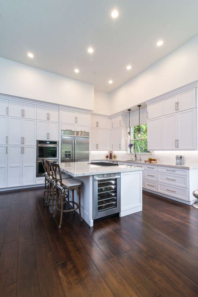 Kitchen - transitional kitchen idea in Miami