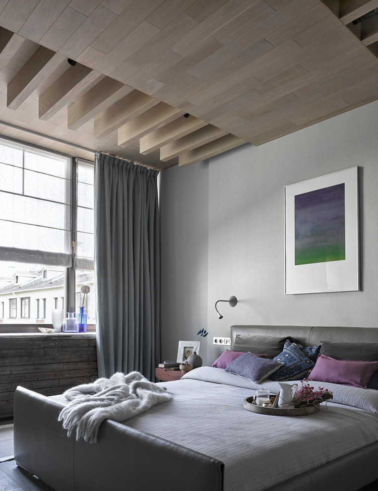 Photo of a mid-sized contemporary master bedroom in Moscow with grey walls.