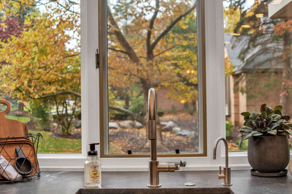 Transitional home design photo in Detroit