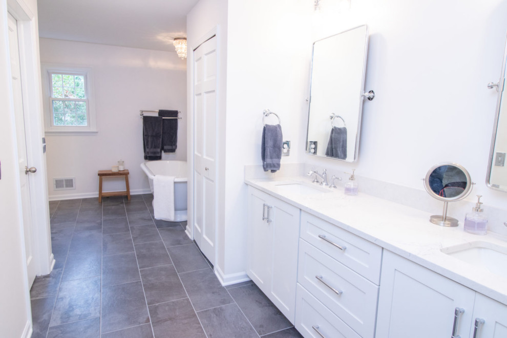 Foto de cuarto de baño doble y a medida tradicional renovado grande con armarios estilo shaker, puertas de armario blancas, bañera exenta, encimera de cuarzo compacto, encimeras blancas, lavabo bajoencimera y suelo gris