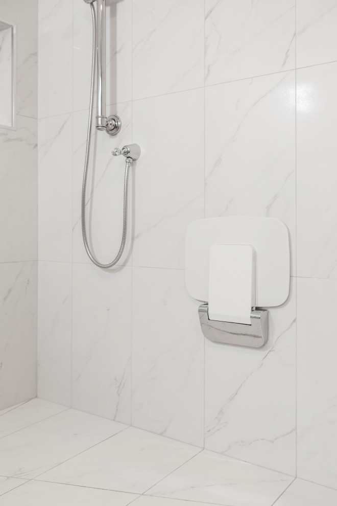 Design ideas for a mid-sized modern bathroom in Melbourne.