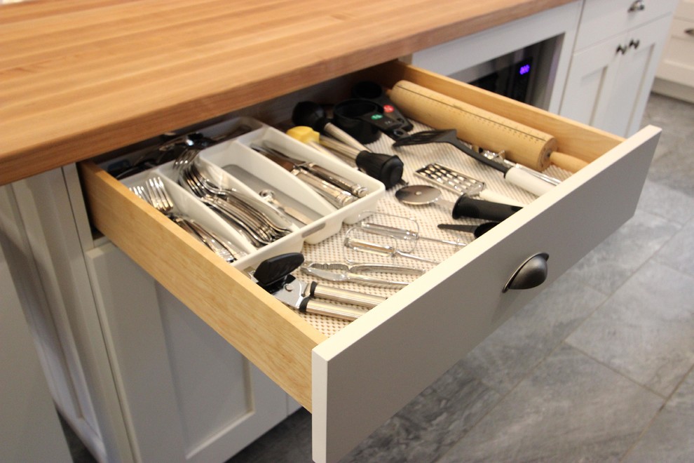 Kitchen - transitional kitchen idea