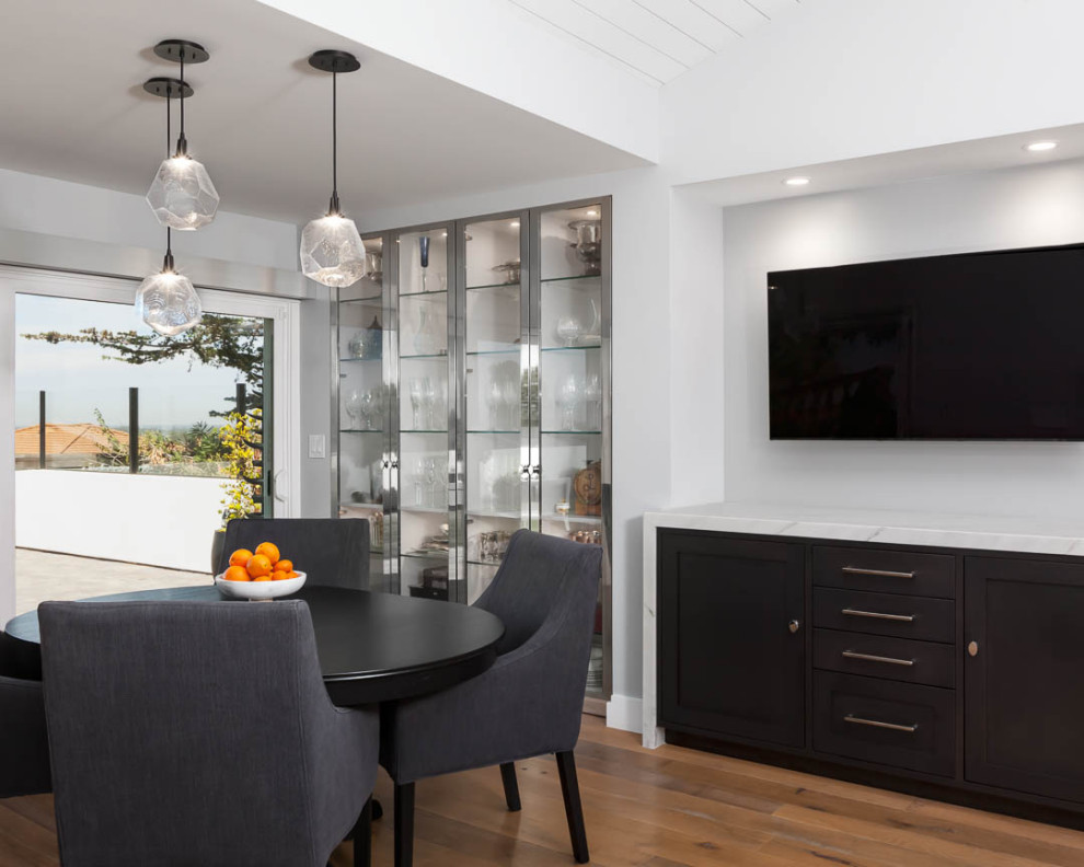 Transitional home design photo in Orange County