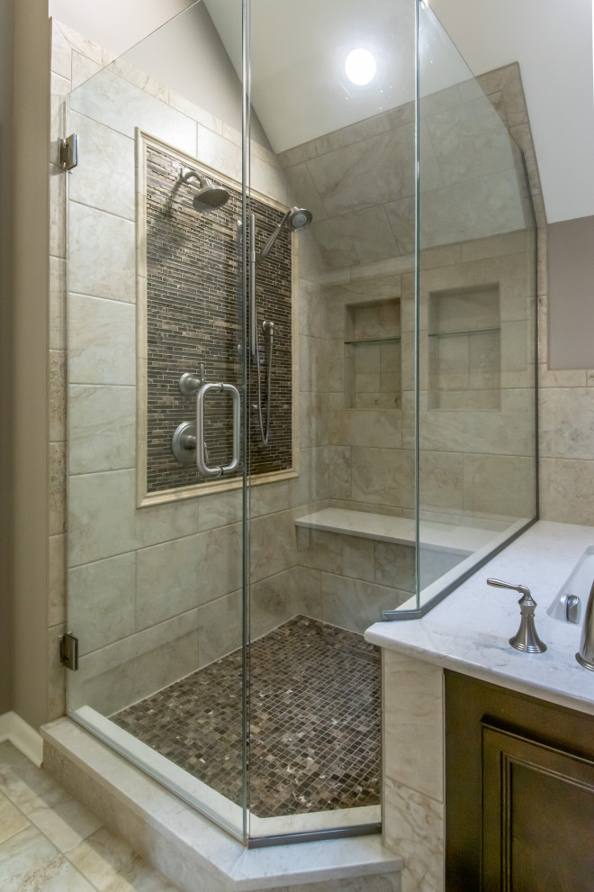 Idéer för mycket stora funkis en-suite badrum, med skåp i mörkt trä, ett hörnbadkar, våtrum, beige kakel, stenkakel, marmorbänkskiva och dusch med gångjärnsdörr