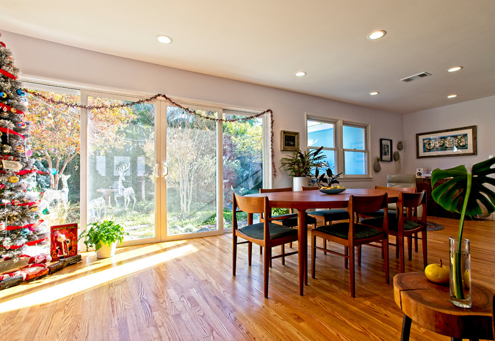 Mittelgroße Retro Wohnküche mit grauer Wandfarbe, braunem Holzboden und braunem Boden in Orange County