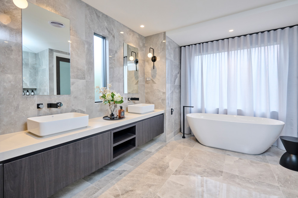 Photo of a contemporary bathroom in Melbourne.