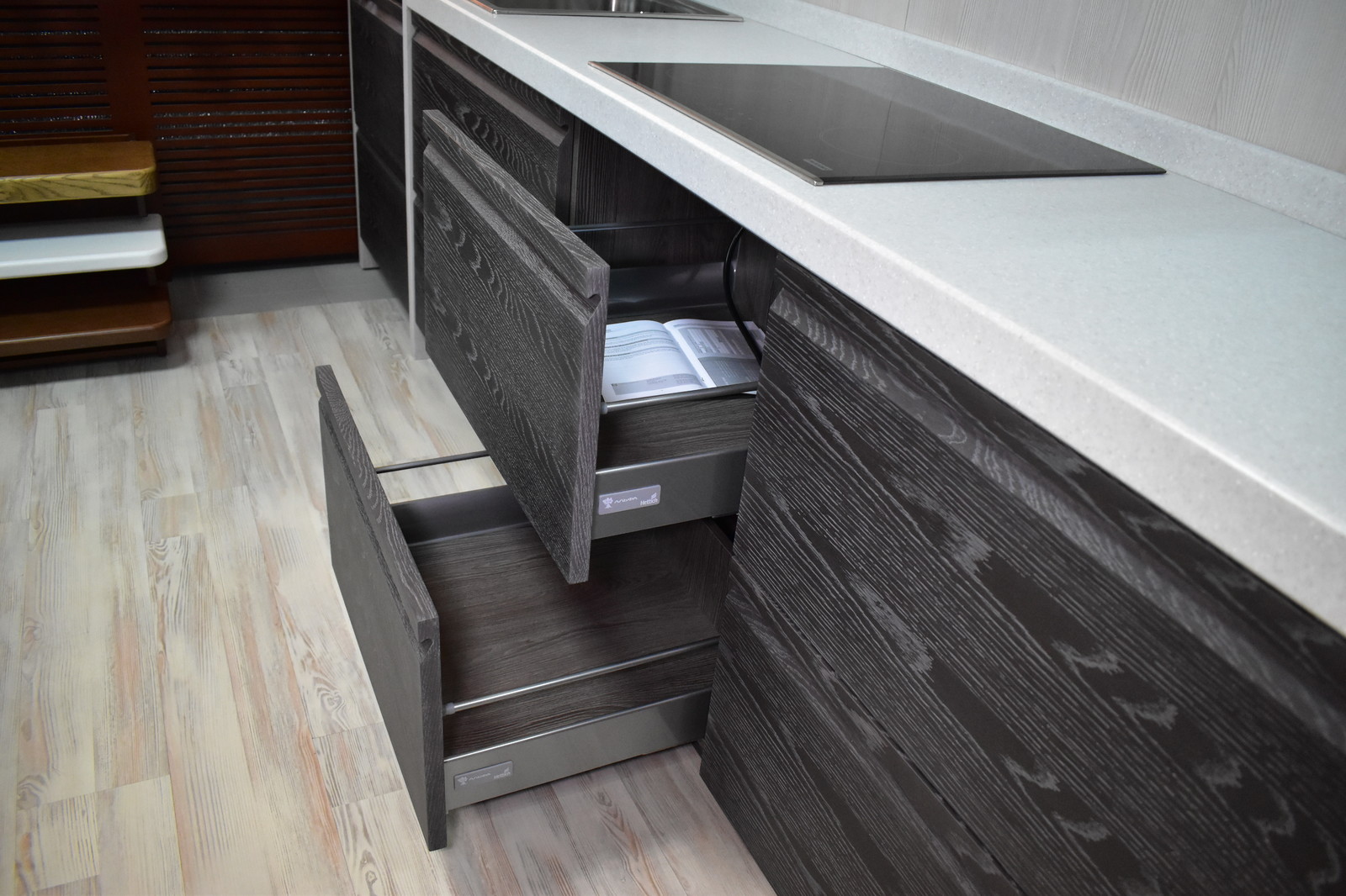 Кухня Пиано с интегрированной ручкой в фасад. Материал шпонированный МДФ