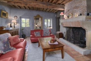 カントリー風のおしゃれなリビング (ベージュの壁) のインテリア画像