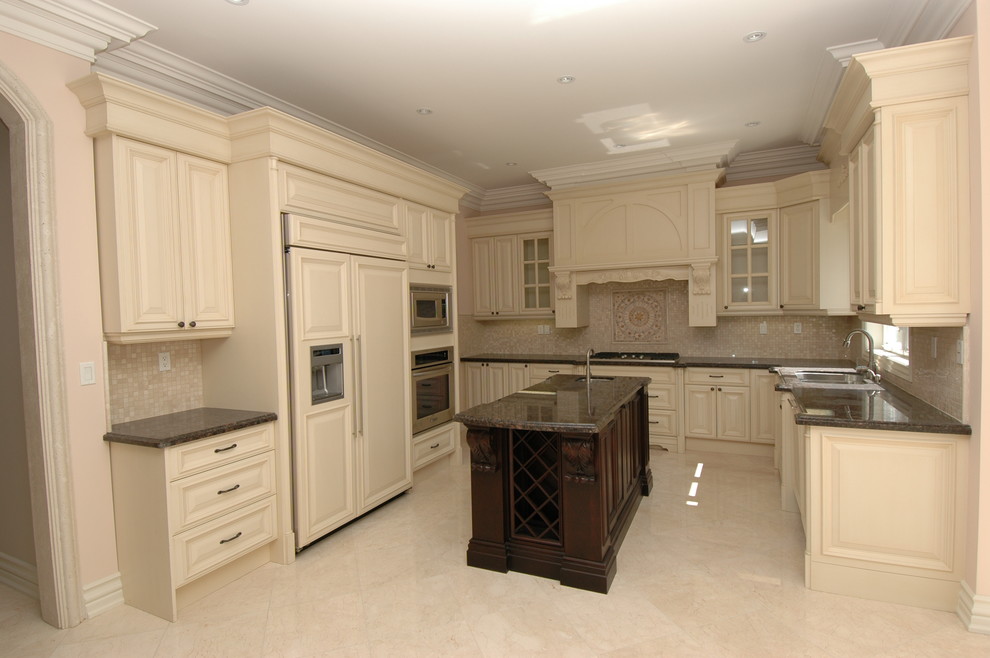 Transitional kitchen photo in Toronto