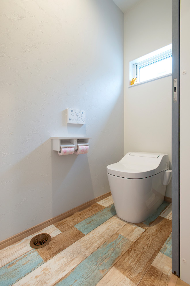 他の地域にあるおしゃれなトイレ・洗面所の写真