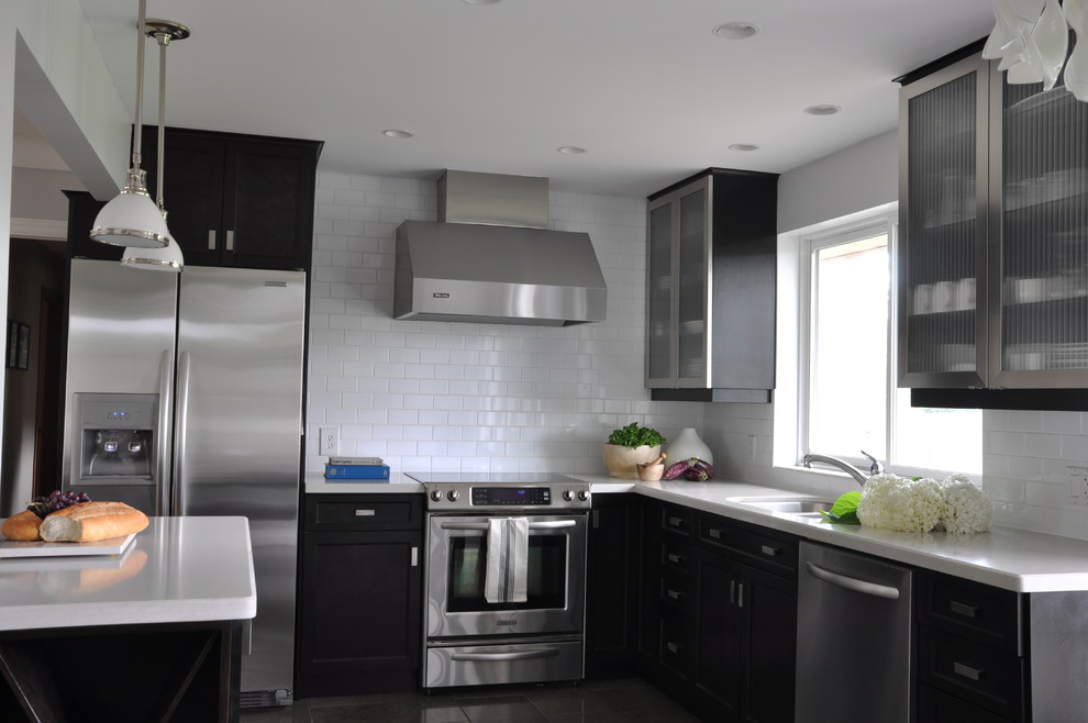 Kitchen - transitional kitchen idea in Toronto