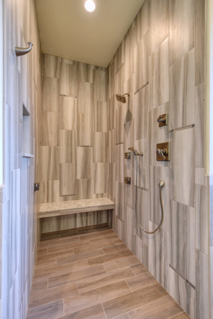 Example of a transitional home design design in Sacramento