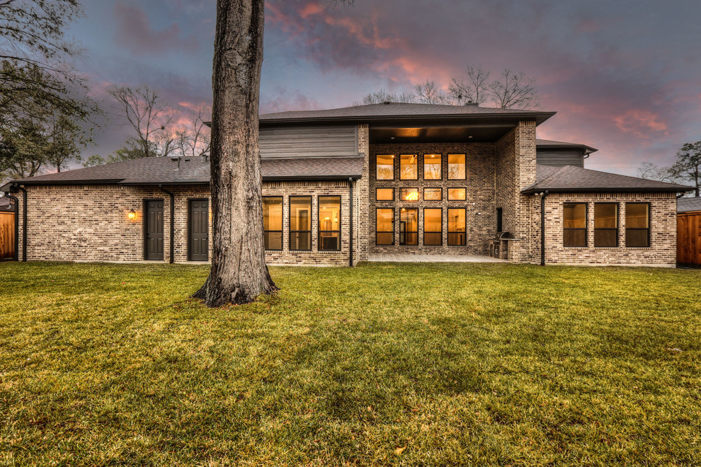 Inspiration for a transitional home design remodel in Houston