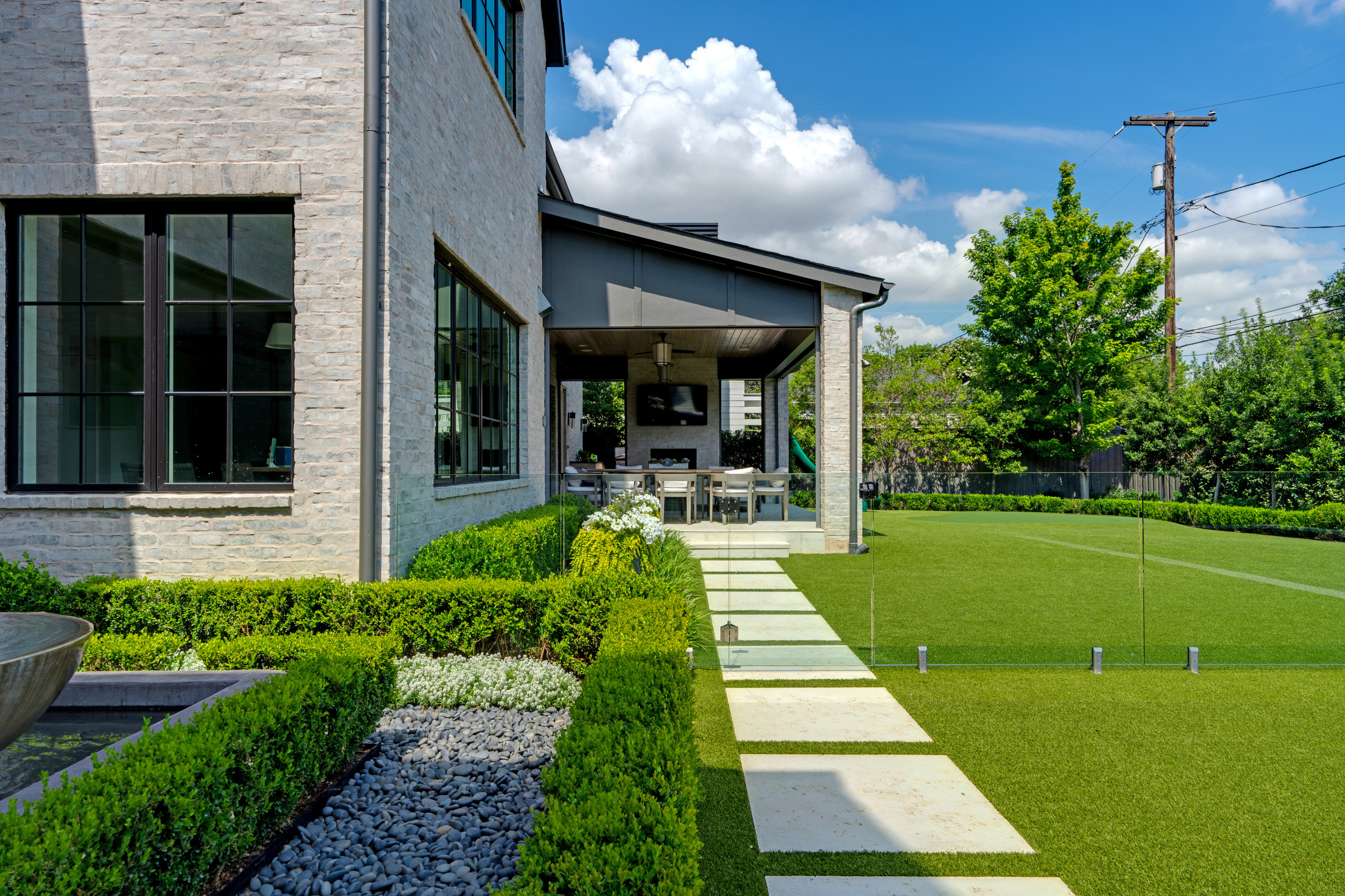 BLUFFVIEW MODERN OASIS