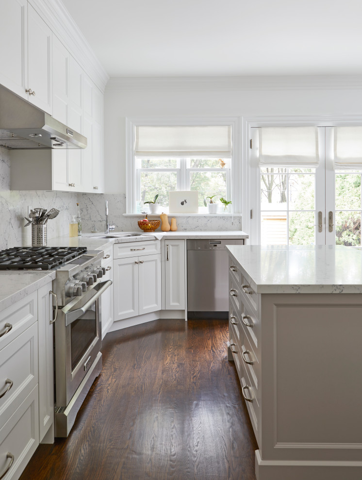Mid-sized elegant l-shaped dark wood floor and brown floor open concept kitchen photo in Toronto with an undermount sink, recessed-panel cabinets, white cabinets, quartz countertops, multicolored backsplash, stone slab backsplash, stainless steel appliances, an island and multicolored countertops