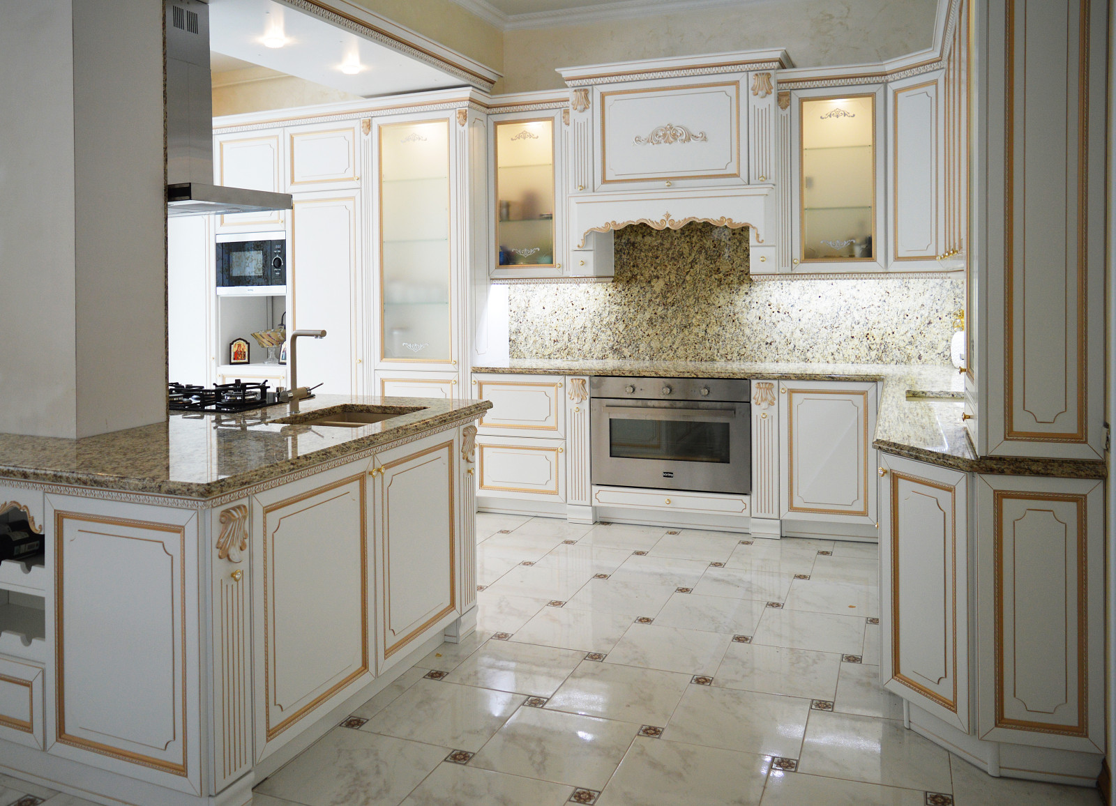 Роскошная классика. Большая кухня с функциональной рабочей зоной в центре.