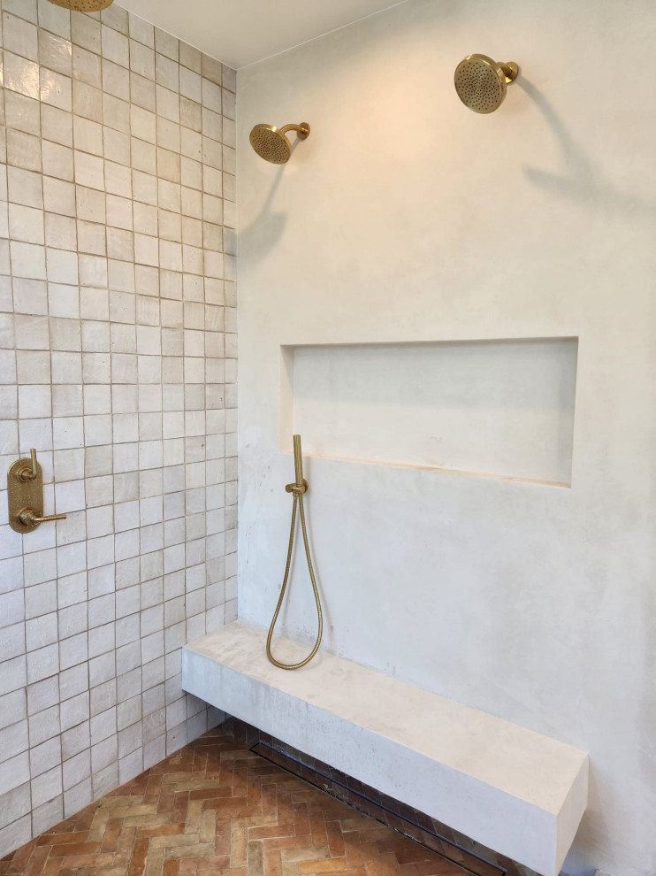 Photo of a modern bathroom in Los Angeles.