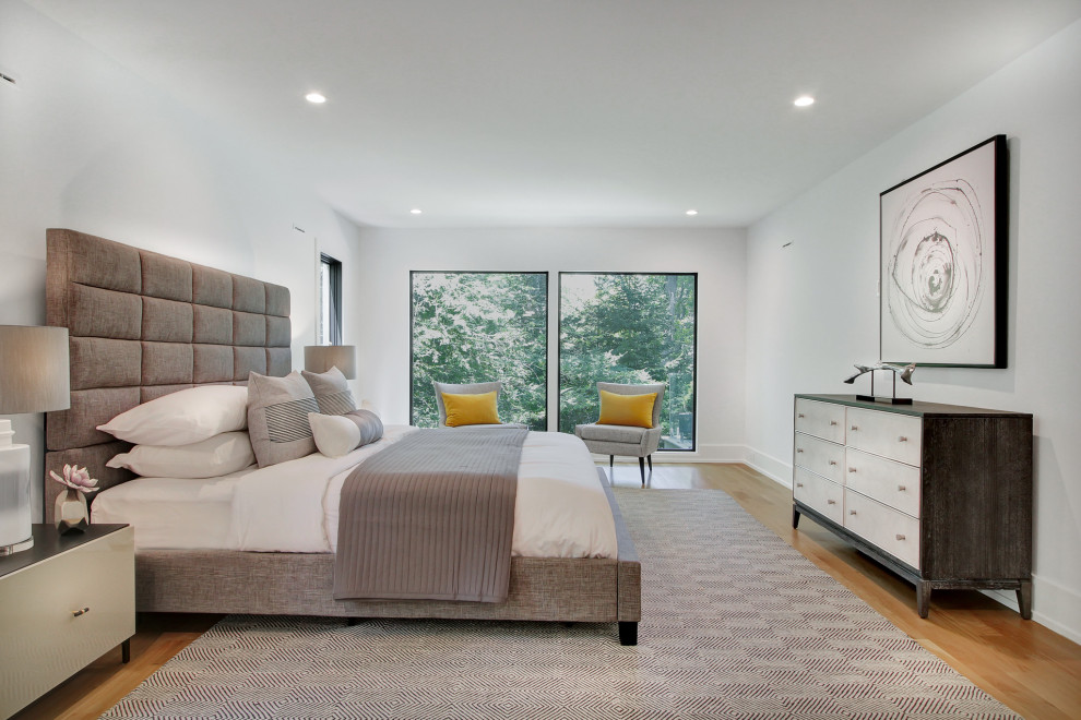 Mittelgroßes Modernes Gästezimmer mit weißer Wandfarbe und hellem Holzboden in New York