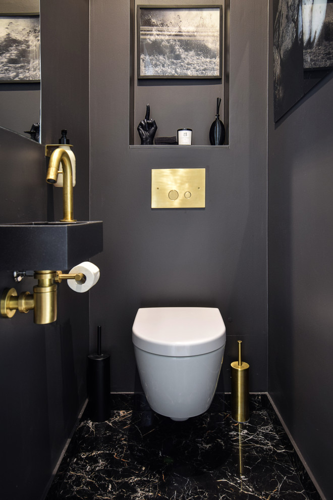 Стильный дизайн: туалет среднего размера в современном стиле с инсталляцией, черной плиткой, мраморным полом, подвесной раковиной, черным полом и подвесной тумбой - последний тренд